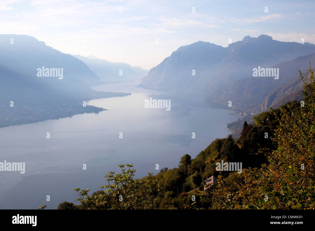 Vista verso Lecco presso sunrise, Civenna, Bellagio Lago di Como, Lombardia, laghi italiani, l'Italia, Europa Foto Stock