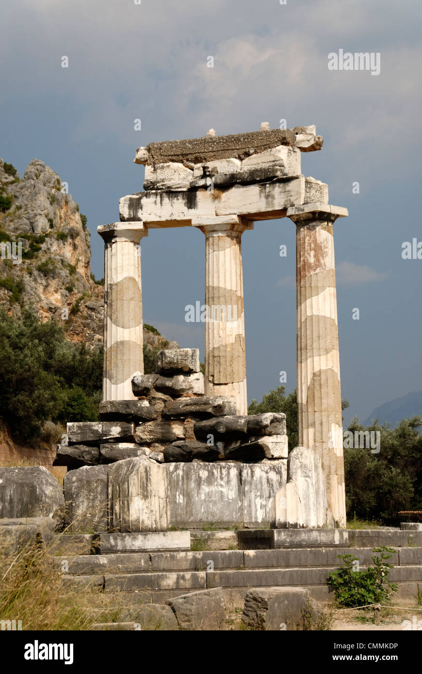 Delphi. La Grecia. Vista la circolare elegante Tholos con le sue tre colonne restaurato presso il Santuario di Athena a Delphi. Foto Stock