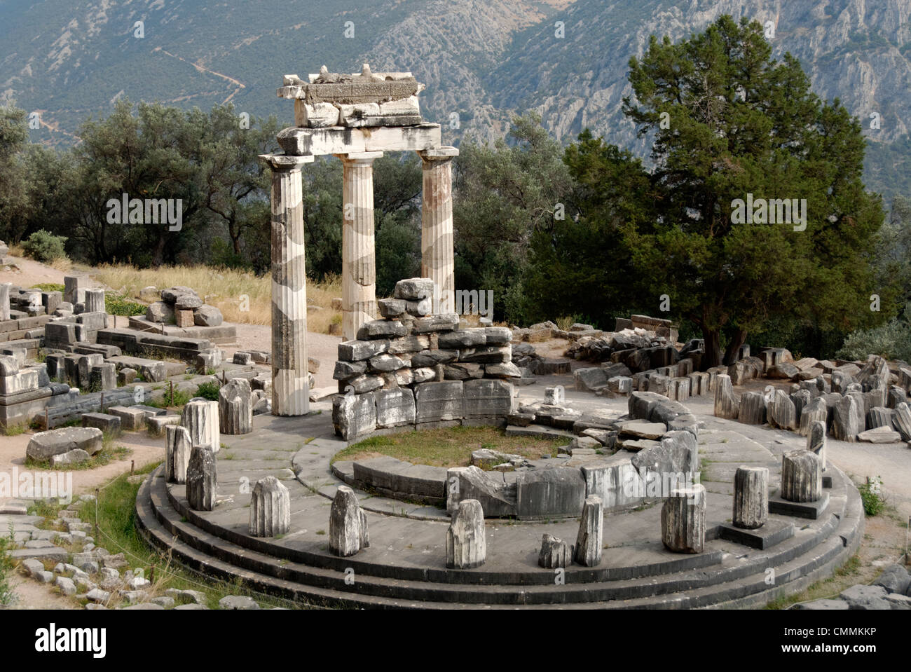 Delphi. La Grecia. Vista la circolare elegante Tholos con le sue tre colonne restaurato presso il Santuario di Athena a Delphi. Foto Stock