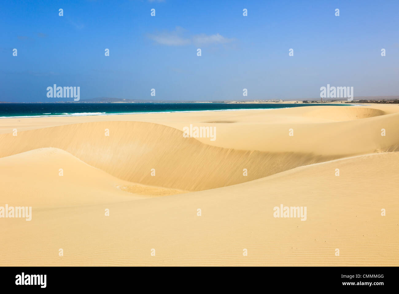 Vista mare attraverso grandi dune di sabbia sulla spiaggia di sabbia incontaminate di Praia de Chaves, Rabil, Boa Vista, Isole di Capo Verde Foto Stock