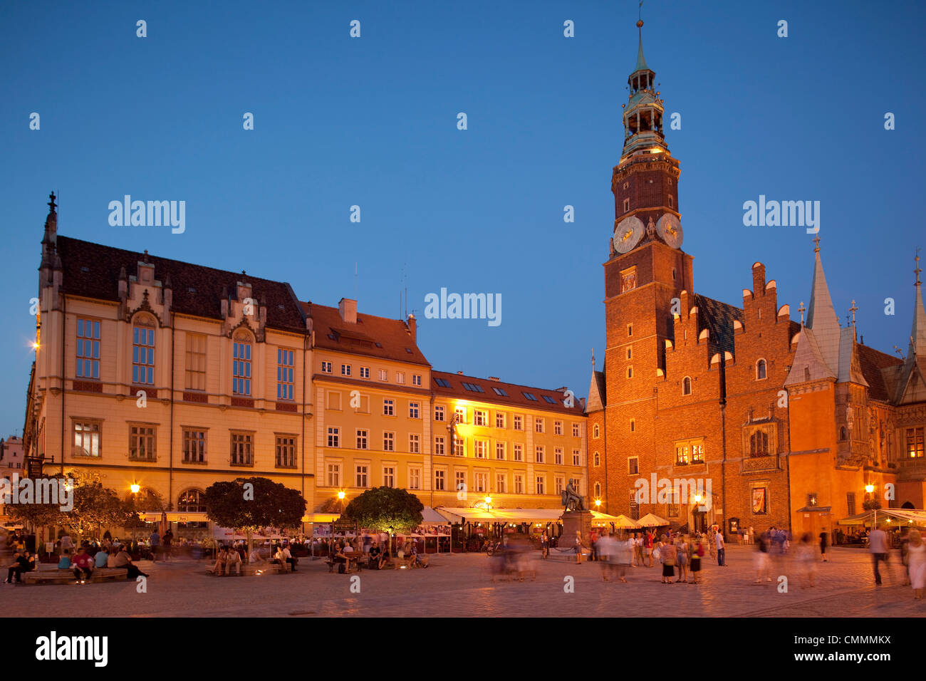 Il municipio al crepuscolo, Rynek (Piazza della Città Vecchia), Wroclaw, Slesia, Polonia, Europa Foto Stock