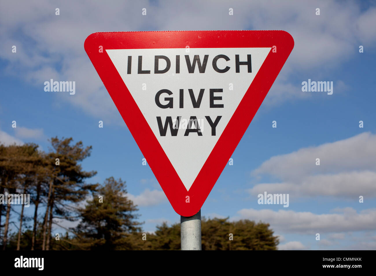 Dare modo il traffico stradale segno, Ildiwch in gallese, a Pembrey Country Park sulla soleggiata giornata di primavera. Foto Stock