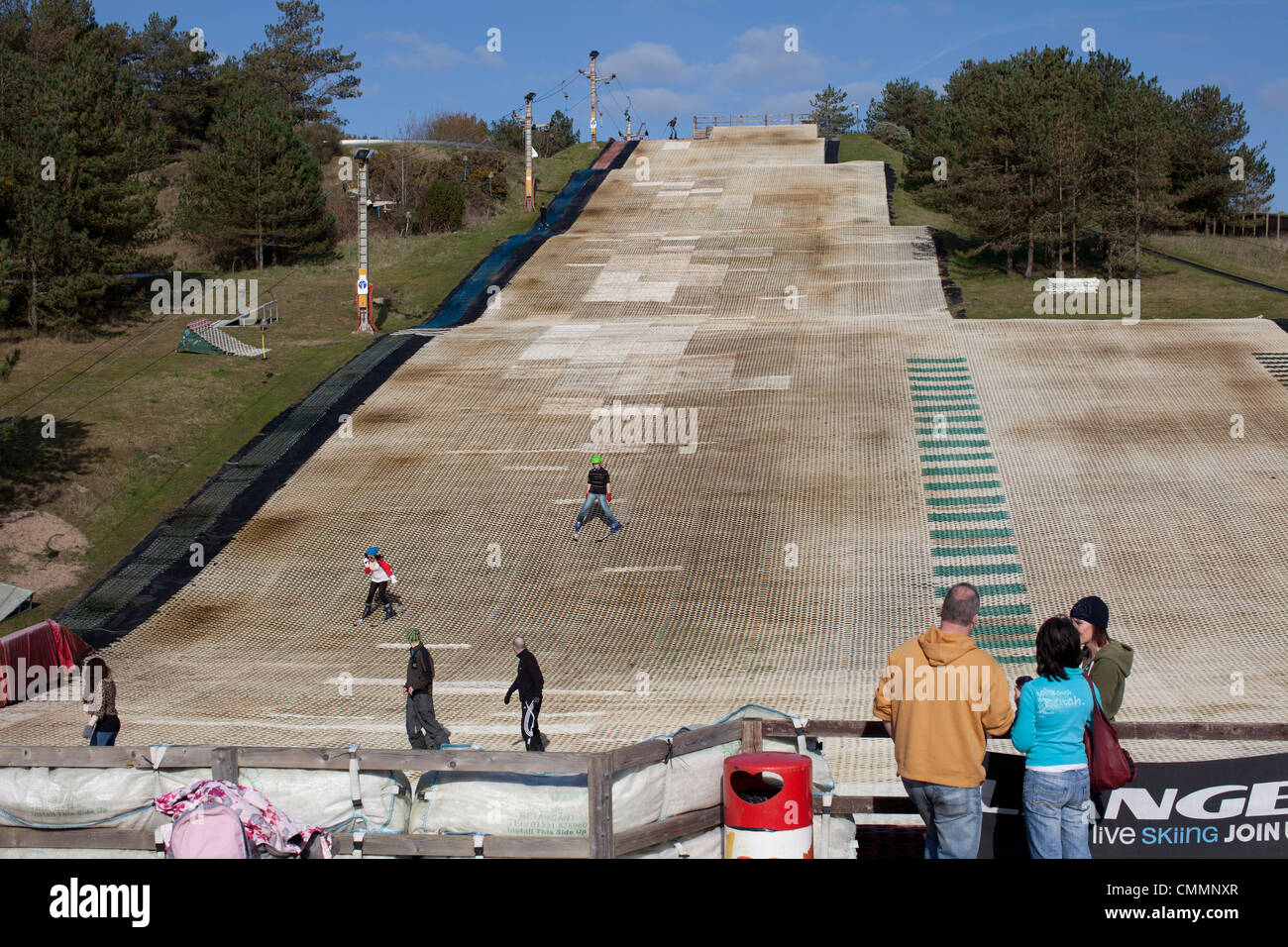 Ski Pembrey asciutto di sci a Pembrey Country Park, Carmarthenshire, Galles. La pendenza artificiale è per sci e snowboard. Foto Stock