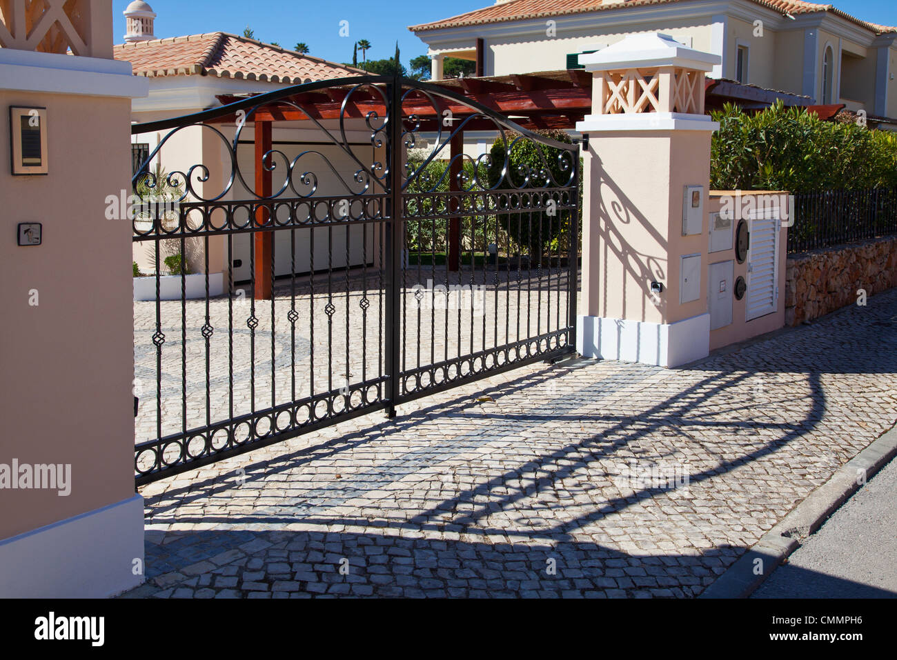 Cancelli in ferro battuto per residenza privata Foto Stock