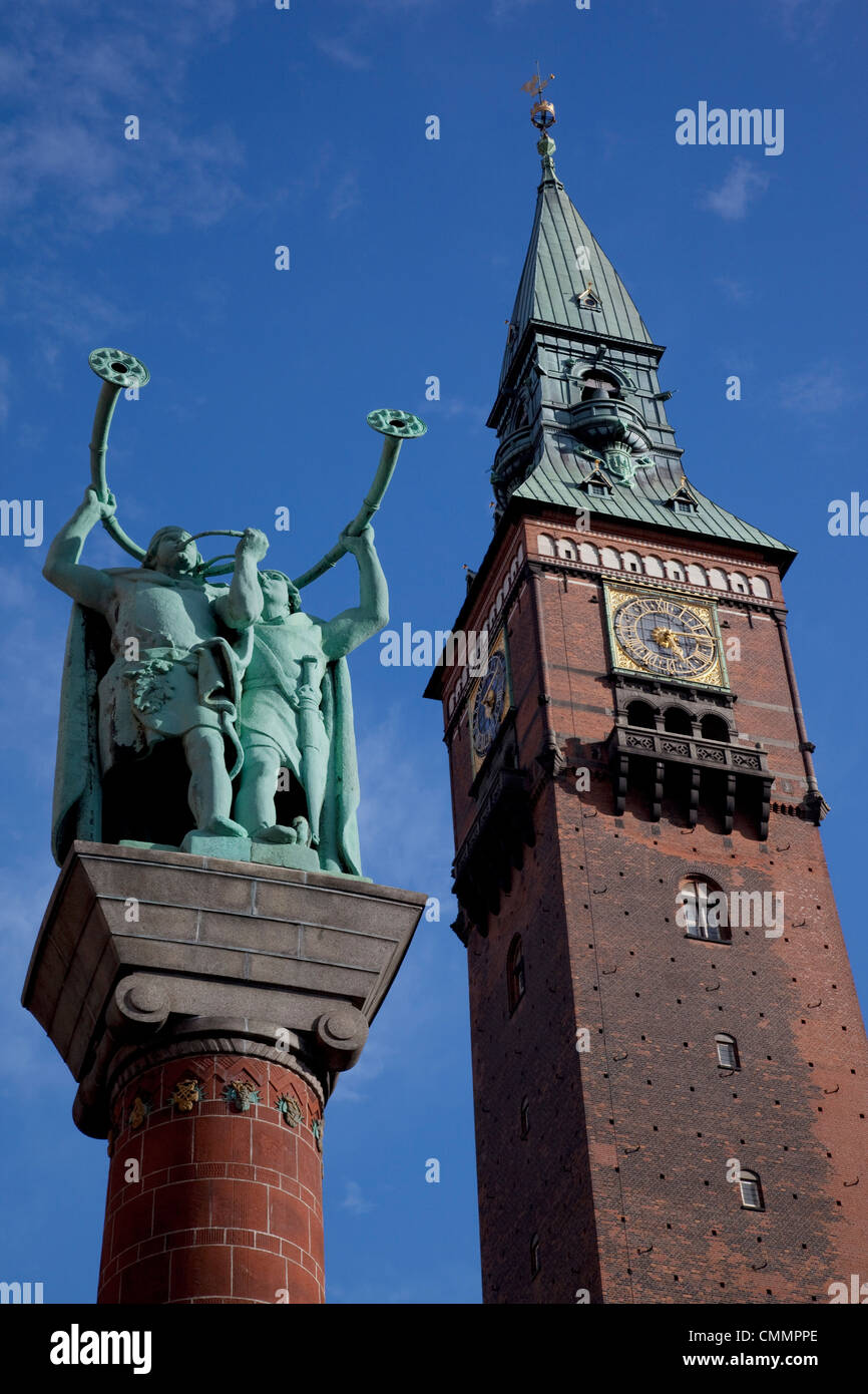 Town Hall Clocktower e statue, Copenhagen, Danimarca, in Scandinavia, Europa Foto Stock
