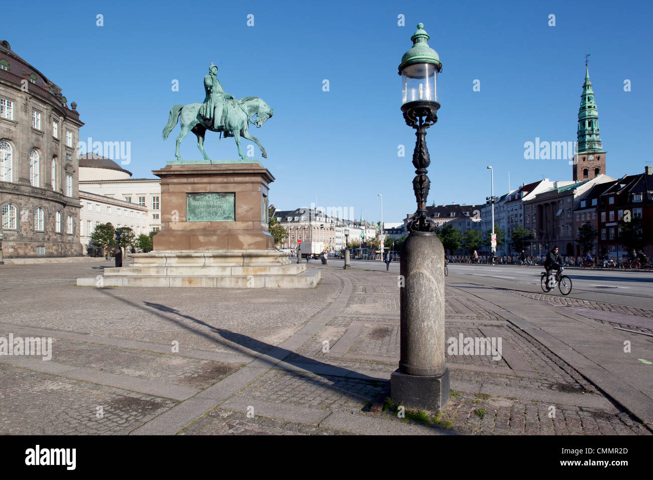 Palazzo Christiansborg e statua, Copenhagen, Danimarca, in Scandinavia, Europa Foto Stock