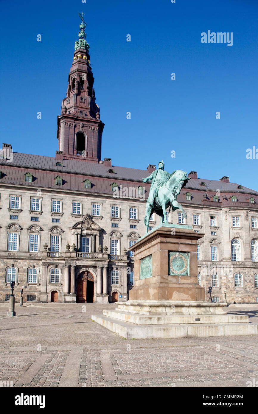 Palazzo Christiansborg e statua, Copenhagen, Danimarca, in Scandinavia, Europa Foto Stock