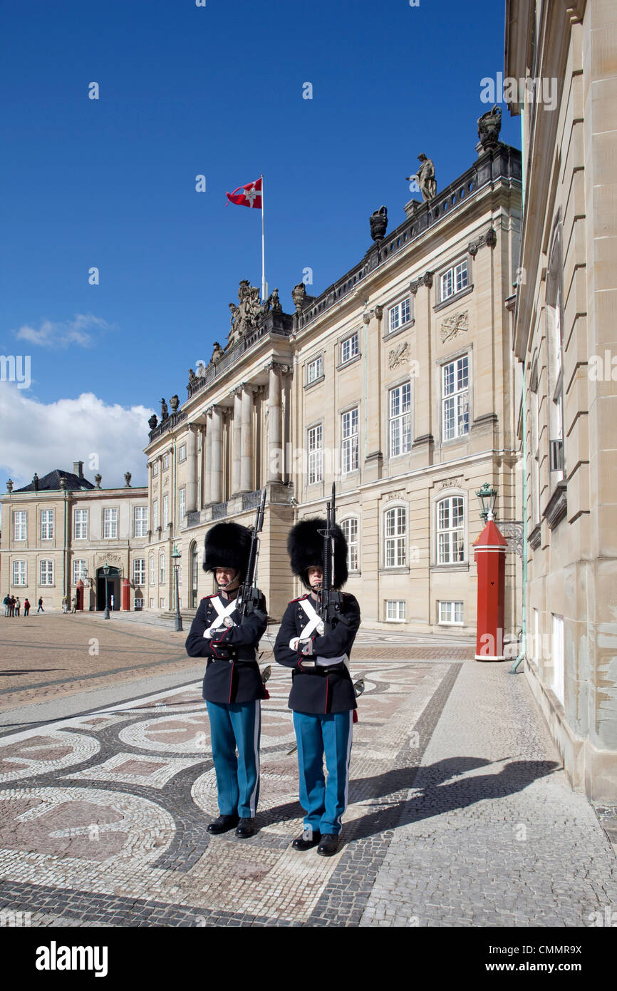 Le protezioni presso il Castello di Amalienborg, Copenhagen, Danimarca, in Scandinavia, Europa Foto Stock