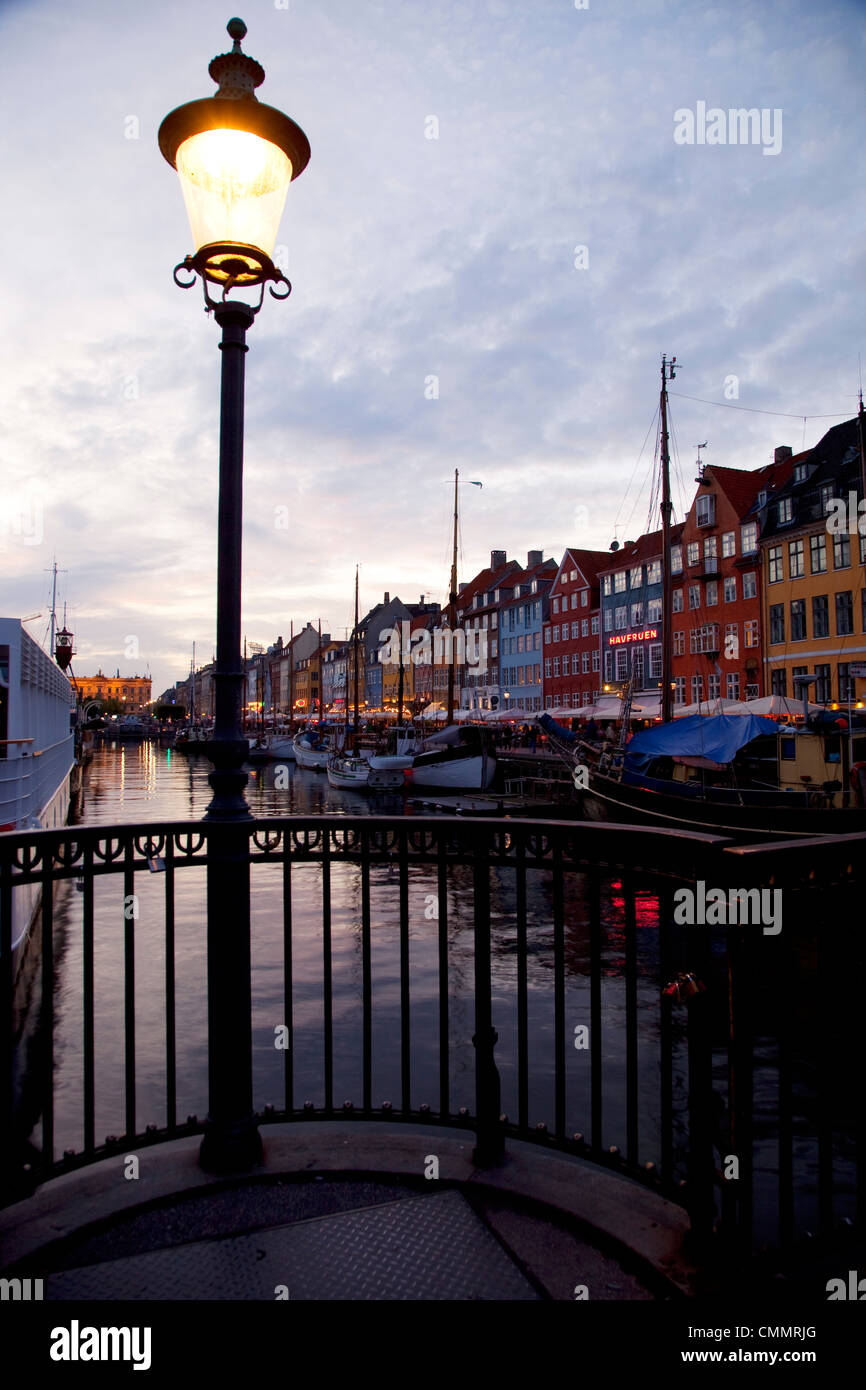 Nyhavn al crepuscolo, Copenhagen, Danimarca, in Scandinavia, Europa Foto Stock