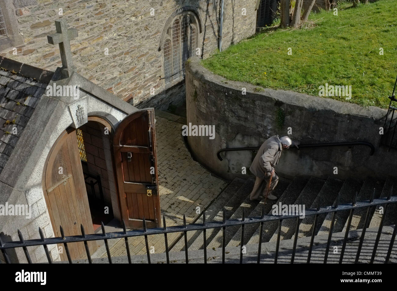Senior uomo chiesa di arrampicata passi Foto Stock