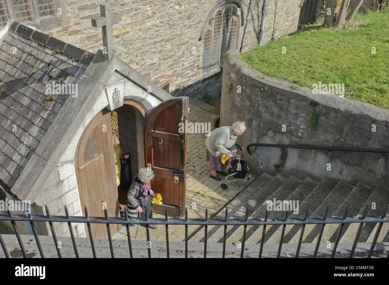 Due vecchie signore lasciando la chiesa di domenica mattina Foto Stock