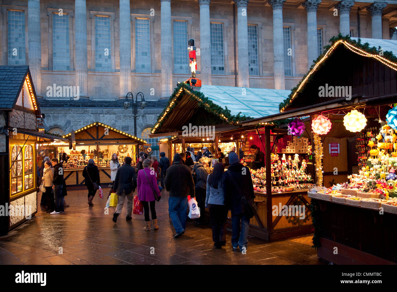 Mercatino di Natale con bancarelle e Town Hall, City Centre, Birmingham, West Midlands, England, Regno Unito, Europa Foto Stock