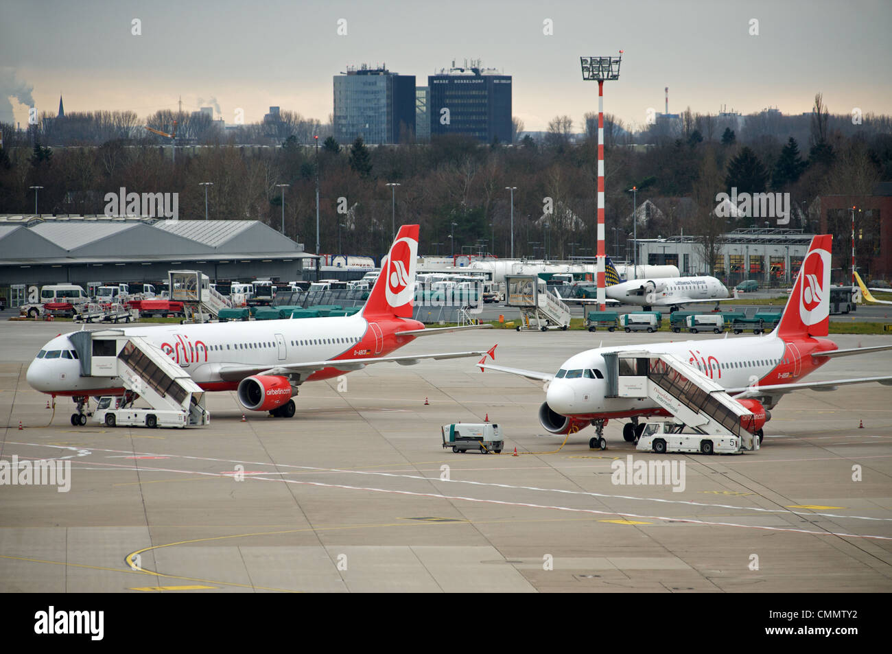 Aeroporto di Dusseldorf con la Messe (centro commerciale) in background, Renania settentrionale-Vestfalia (Germania). Foto Stock