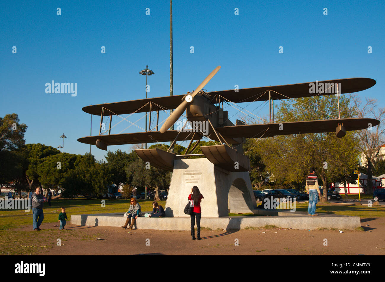 Replica del tempo di guerra Santa Cruz aereo che trasportava le persone a Isole Canarie nel quartiere Belem Lisbona Portogallo Europa Foto Stock