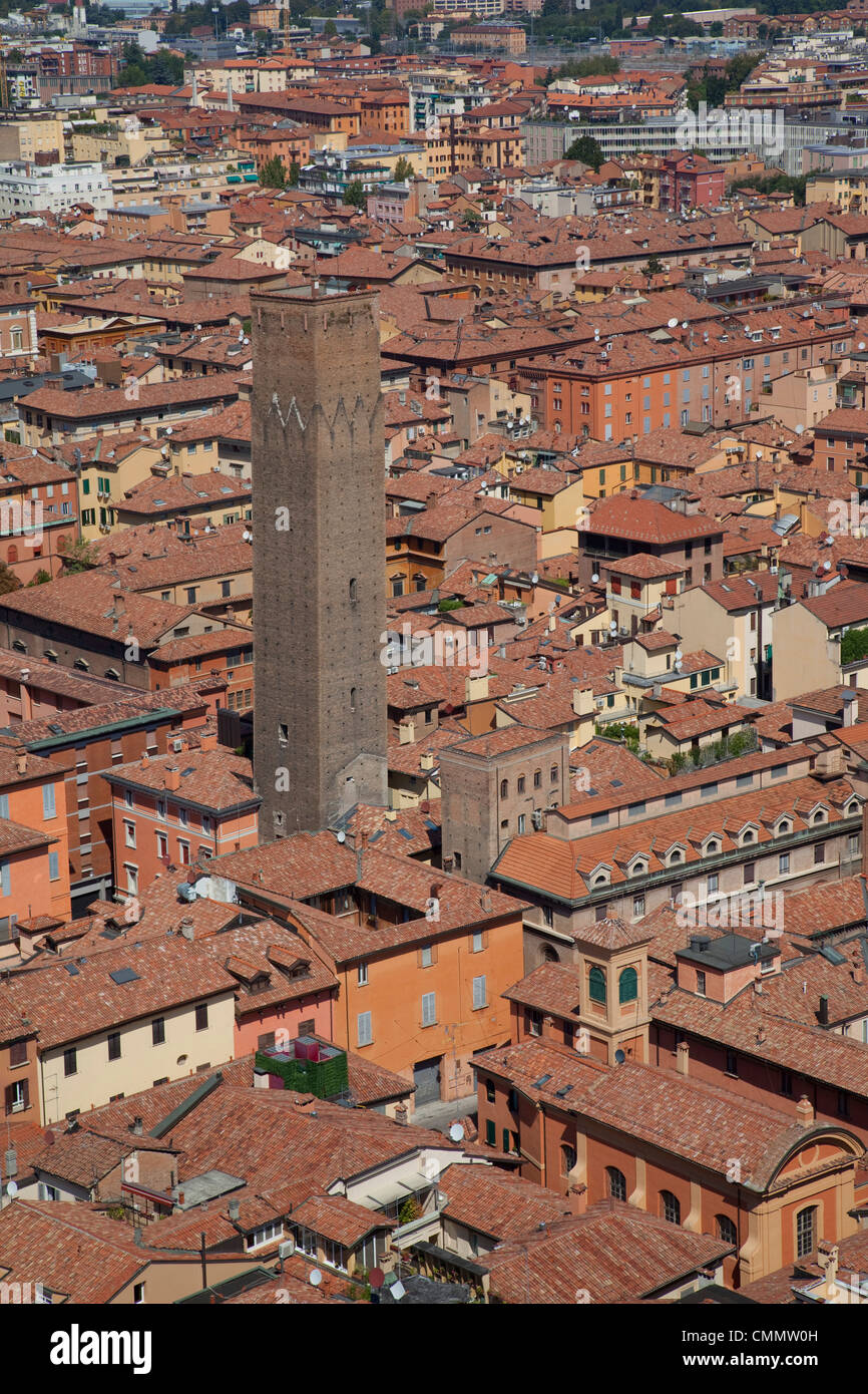 Vista da due torri di Piazza di Porta Ravegnana, Bologna, Emilia Romagna, Italia, Europa Foto Stock