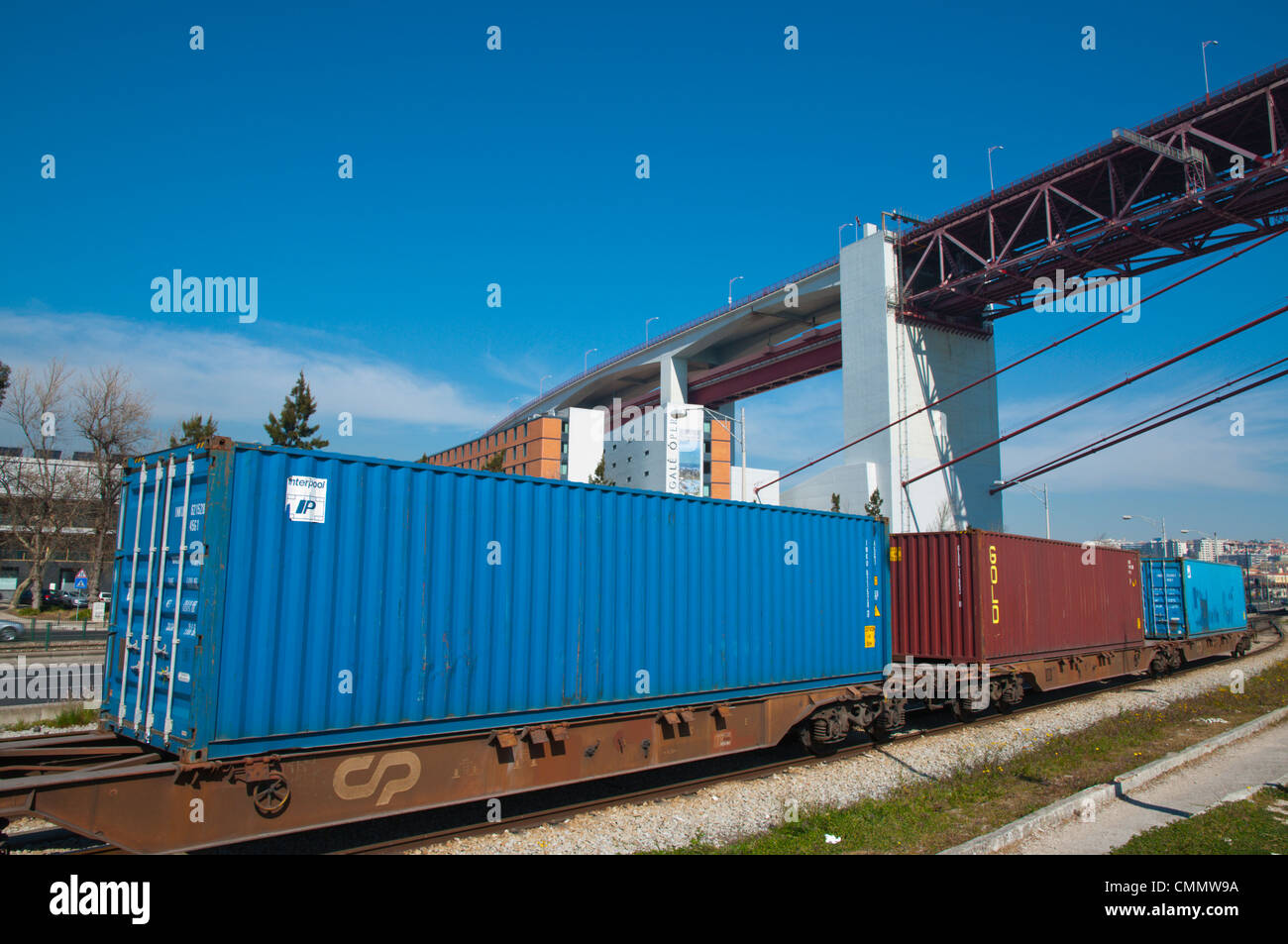 Cargo ferroviario vetture sotto il Ponte 25 de Abril bridge quartiere Alcantara Lisbona Portogallo Europa Foto Stock