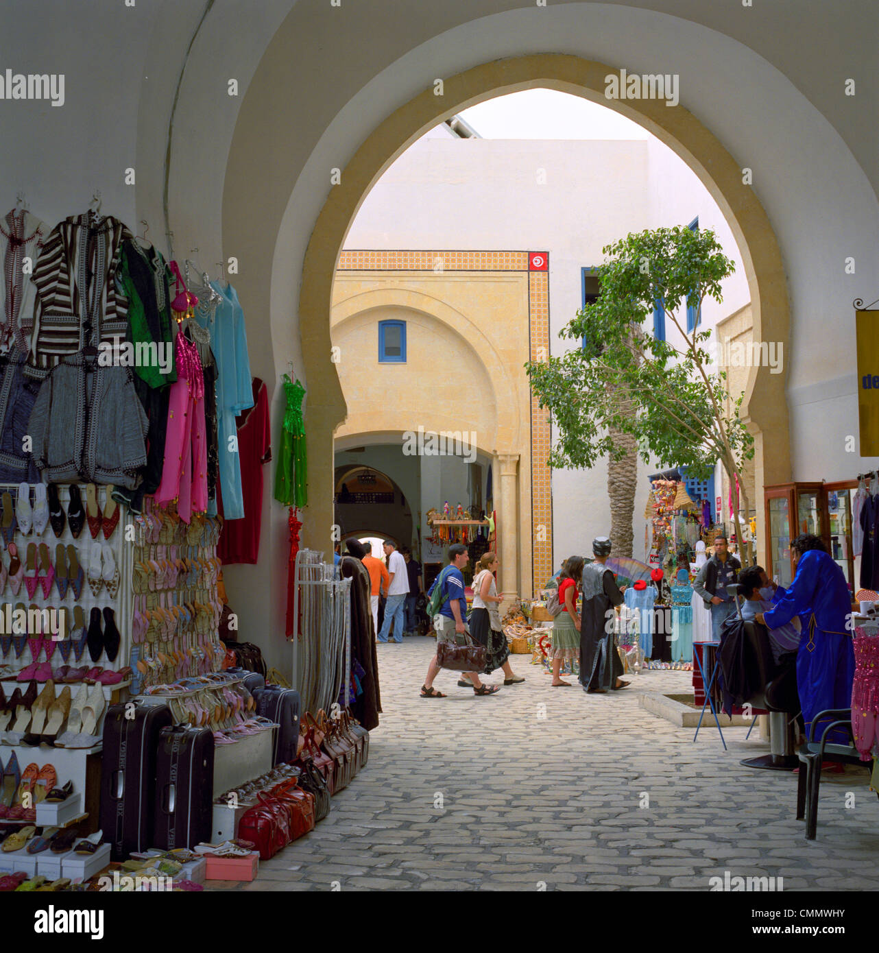 Bancarelle di souvenir all'interno di complessi per lo shopping e per ristoranti, la Medina, Yasmine Hammamet, Cap Bon, in Tunisia, Africa Settentrionale, Africa Foto Stock