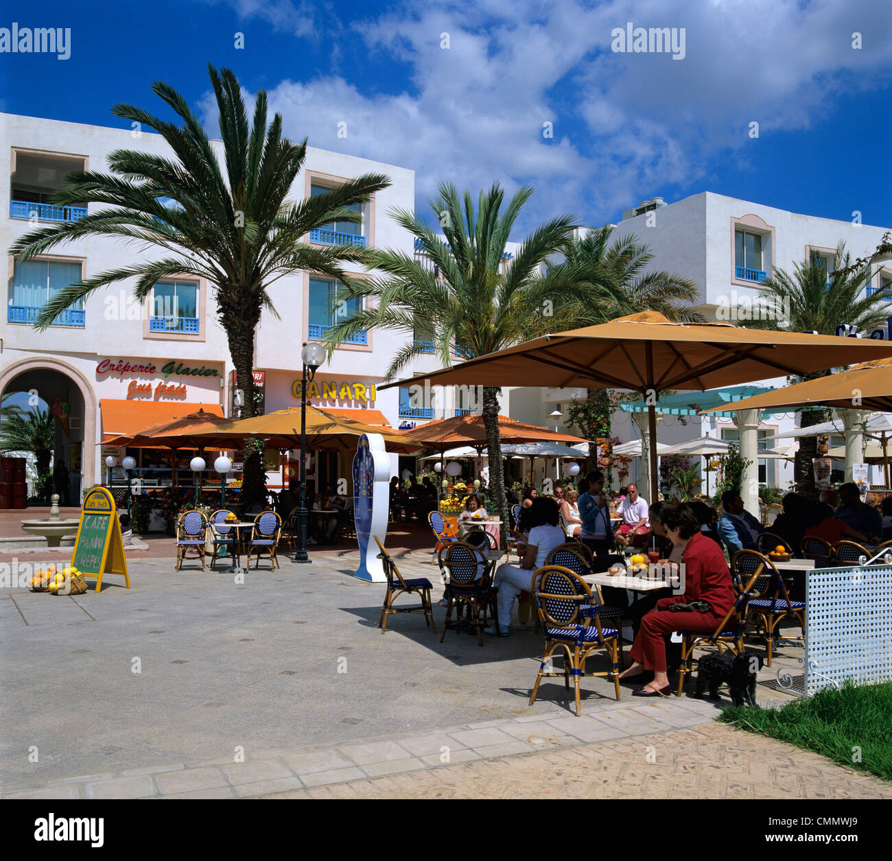 Cafe scene della marina, Yasmine Hammamet, Cap Bon, in Tunisia, Africa Settentrionale, Africa Foto Stock