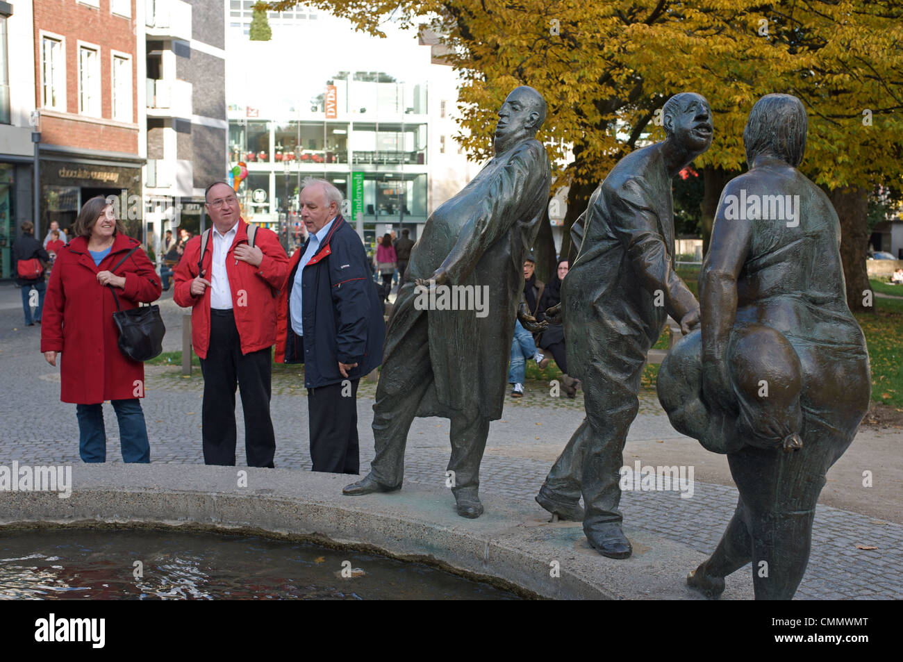 Life-size figure accanto a una fontana, Aachen, Germania. Foto Stock