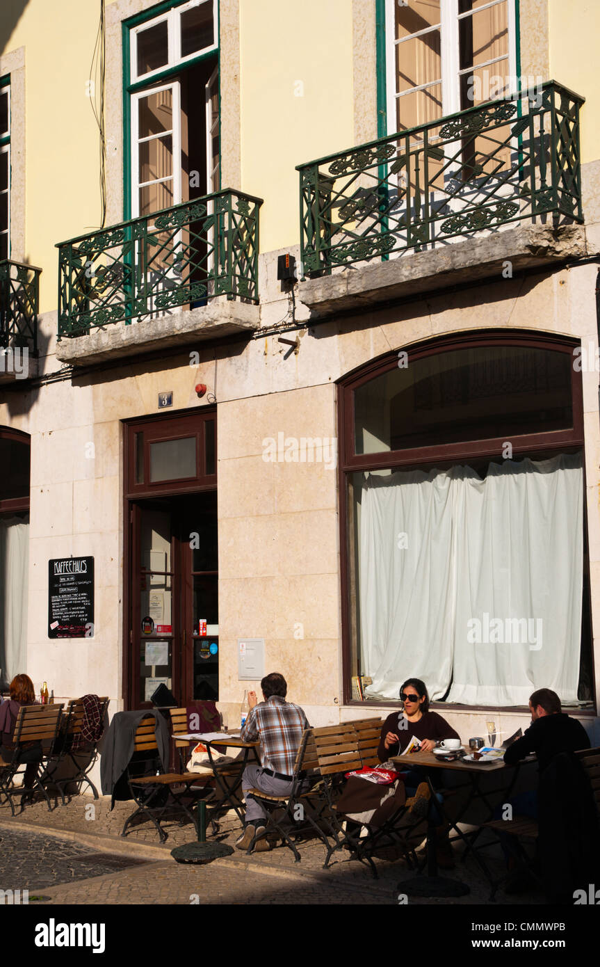 Kaffeehaus bar ristorante esterno a Largo de Sao Carlos piazza quartiere Chiado centrale di Lisbona Portogallo Europa Foto Stock