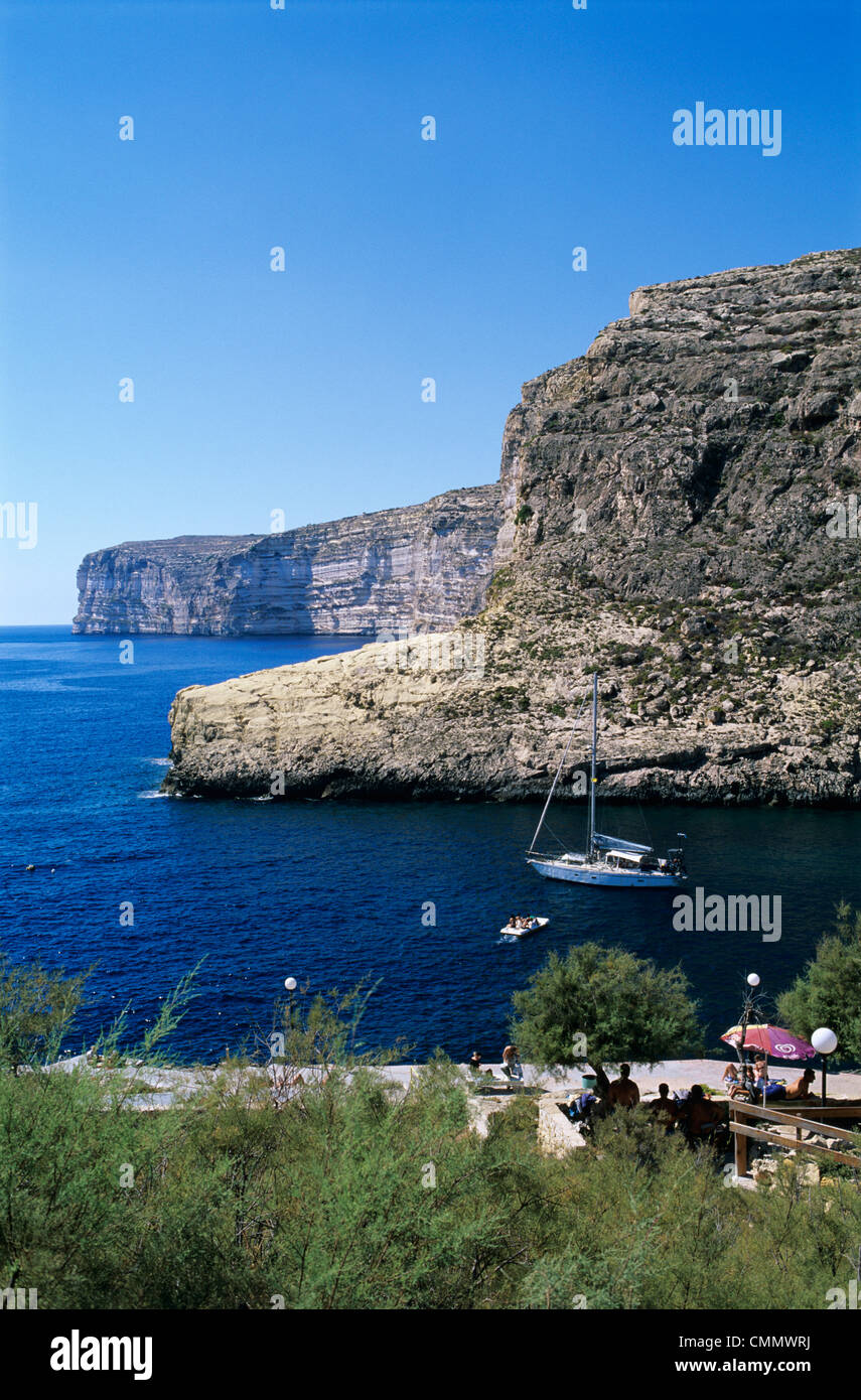 Vista lungo le scogliere, Xlendi a Gozo, Malta, Mediterraneo, Europa Foto Stock