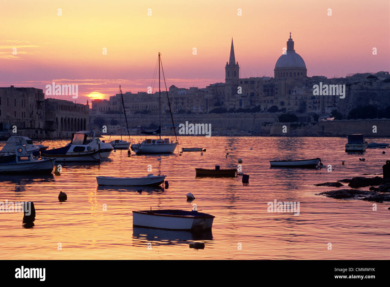 Sunrise over Msida Creek a La Valletta con la cupola della chiesa del Carmine, La Valletta, Malta, Mediterraneo, Europa Foto Stock