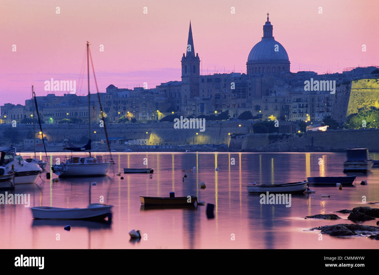 Sunrise over Msida Creek a La Valletta con la cupola della chiesa del Carmine, La Valletta, Malta, Mediterraneo, Europa Foto Stock