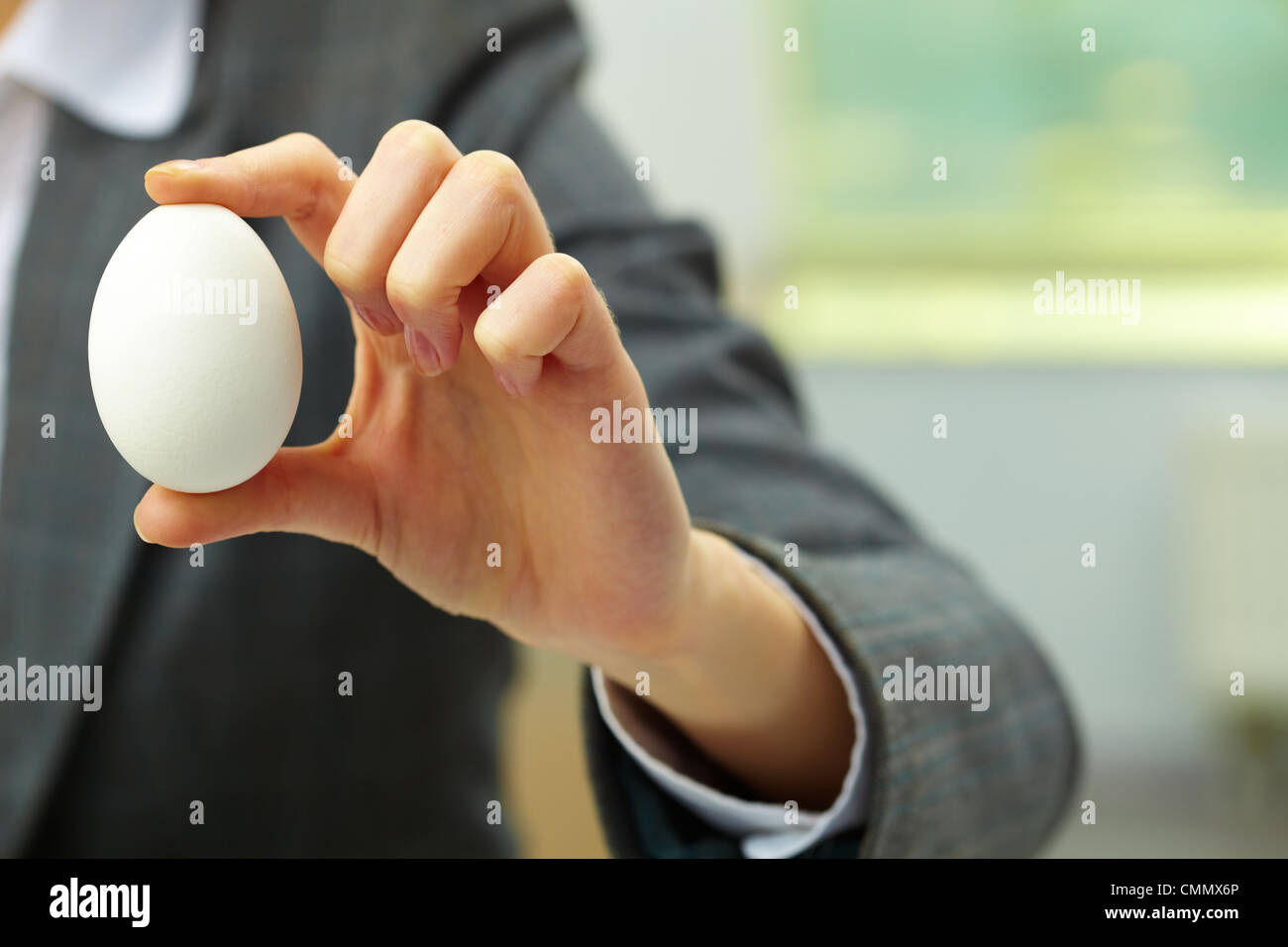 Close-up di uovo bianco in mano femmina Foto Stock