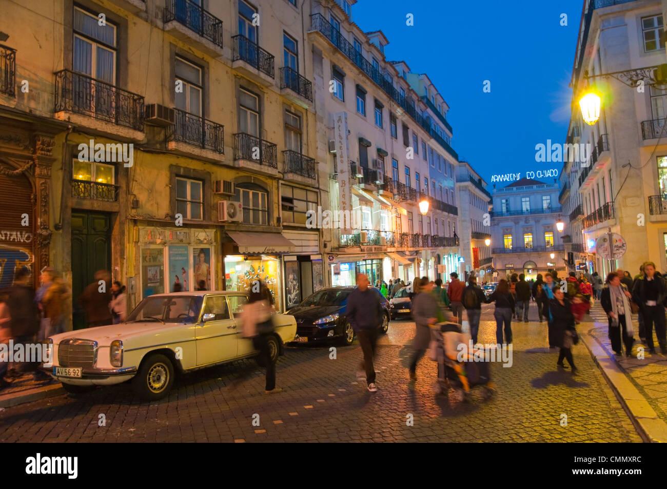 Rua Garrett street quartiere Chiado centrale di Lisbona Portogallo Europa Foto Stock