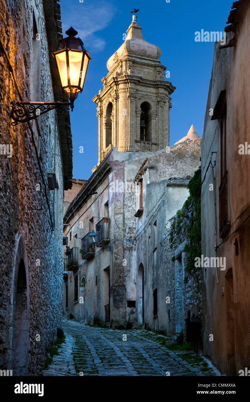 Vicolo acciottolato al crepuscolo, Erice, in Sicilia, Italia, Europa Foto Stock