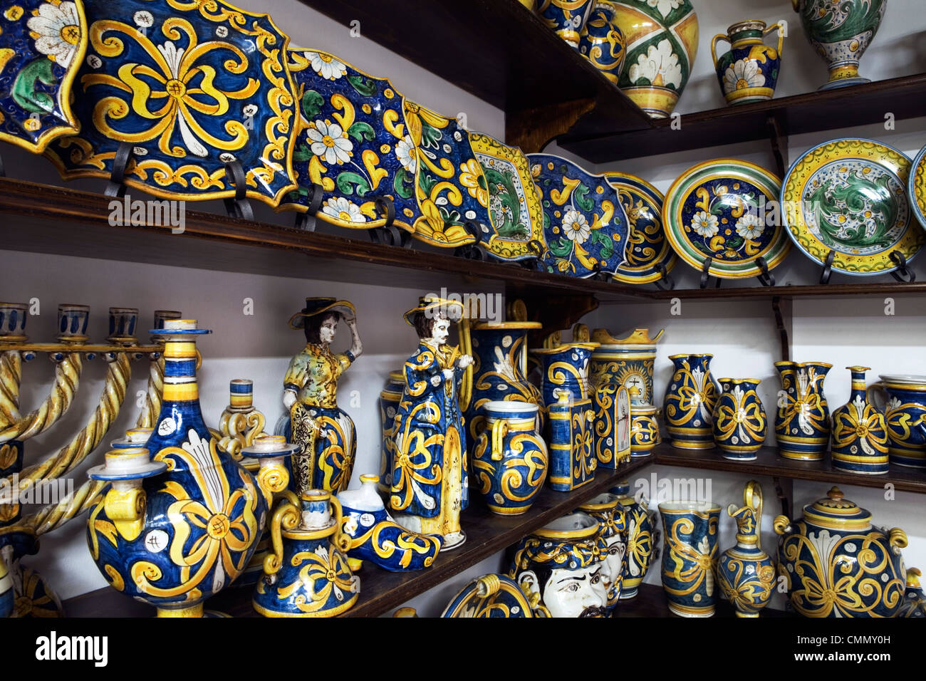 Realizzato localmente, ceramiche di Caltagirone, Sicilia, Italia, Europa Foto Stock