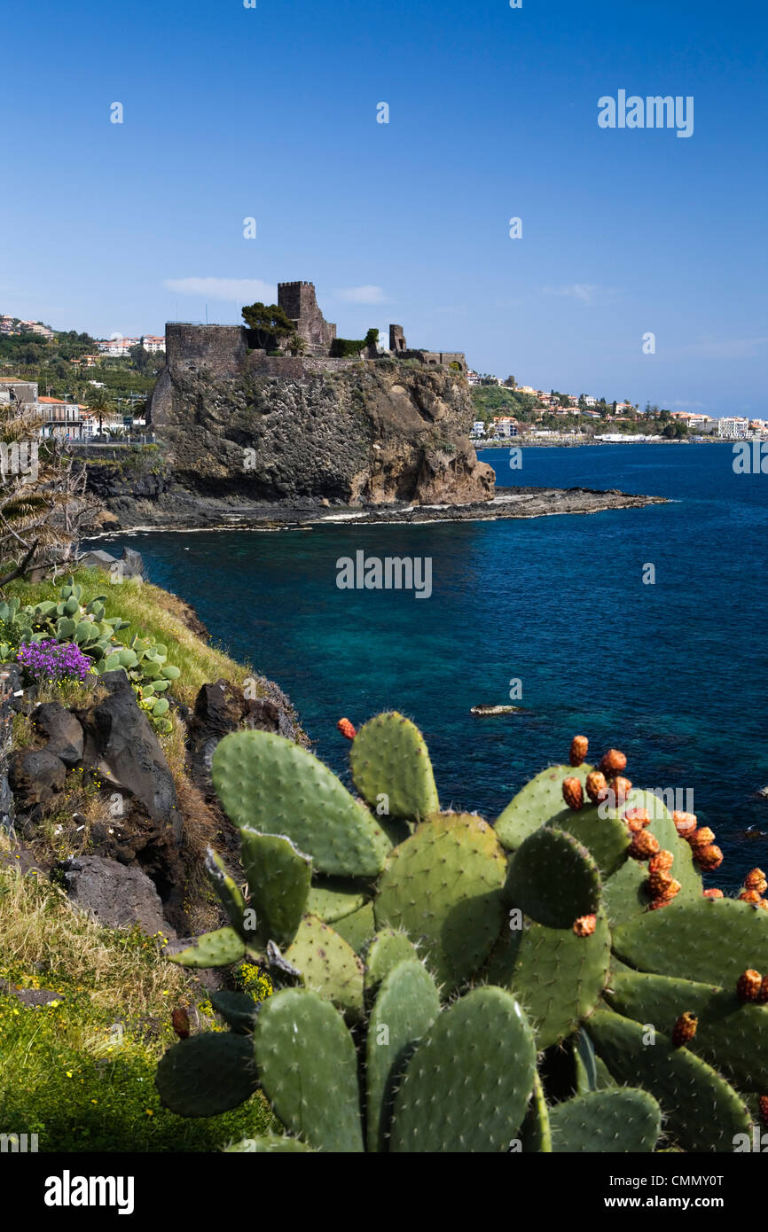 Il castello e la fascia costiera, Aci Castello, Sicilia, Italia, Mediterraneo, Europa Foto Stock