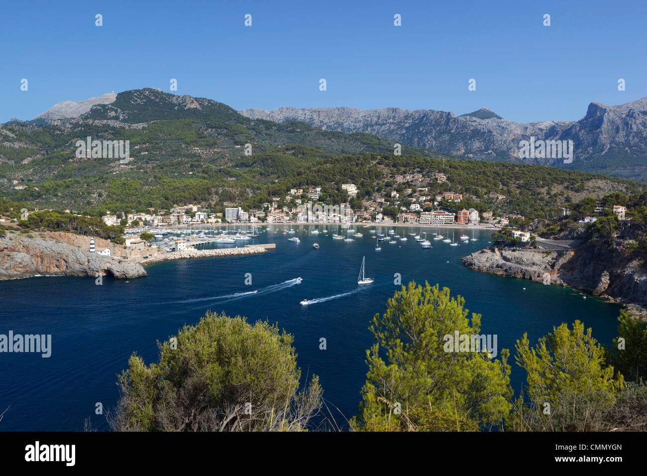 Vista sulla baia e sul porto ed a Port de Soller Maiorca (La Maiorca, isole Baleari, Spagna, Mediterraneo, Europa Foto Stock