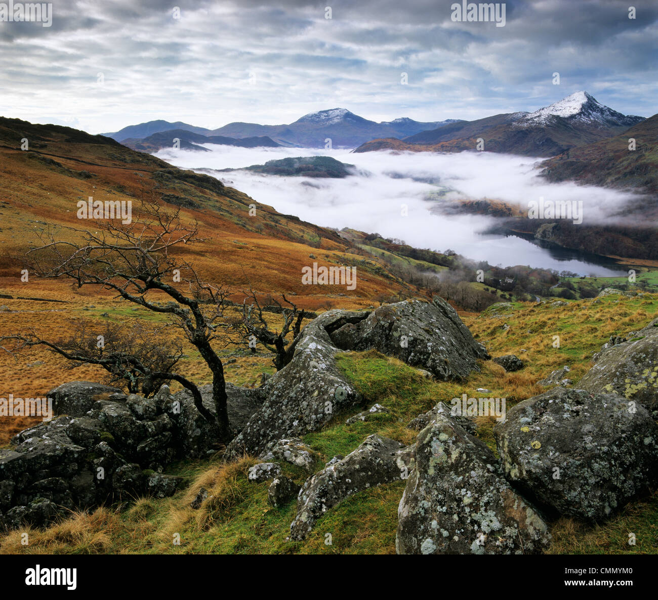 Foschia sopra Llyn Gwynant e montagne di Snowdonia, Parco Nazionale di Snowdonia, Conwy, Wales, Regno Unito, Europa Foto Stock