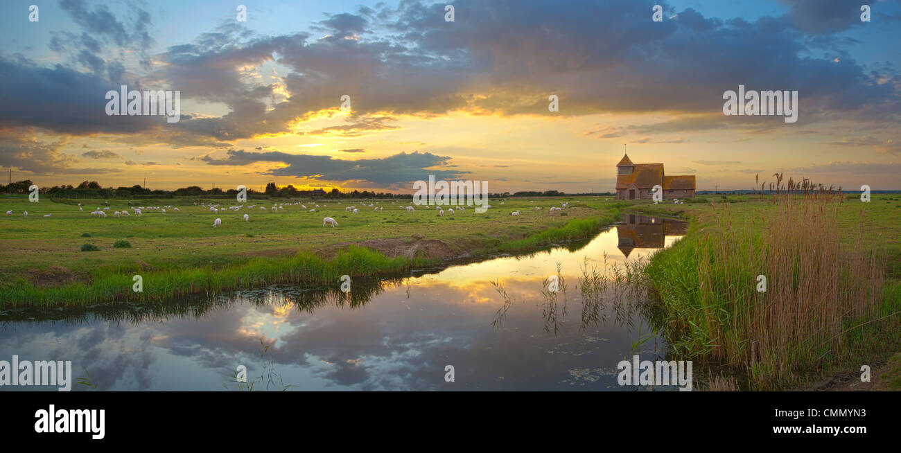 Romney Marsh e Chiesa di Fairfield vicino a Brookland, Kent, England, Regno Unito, Europa Foto Stock
