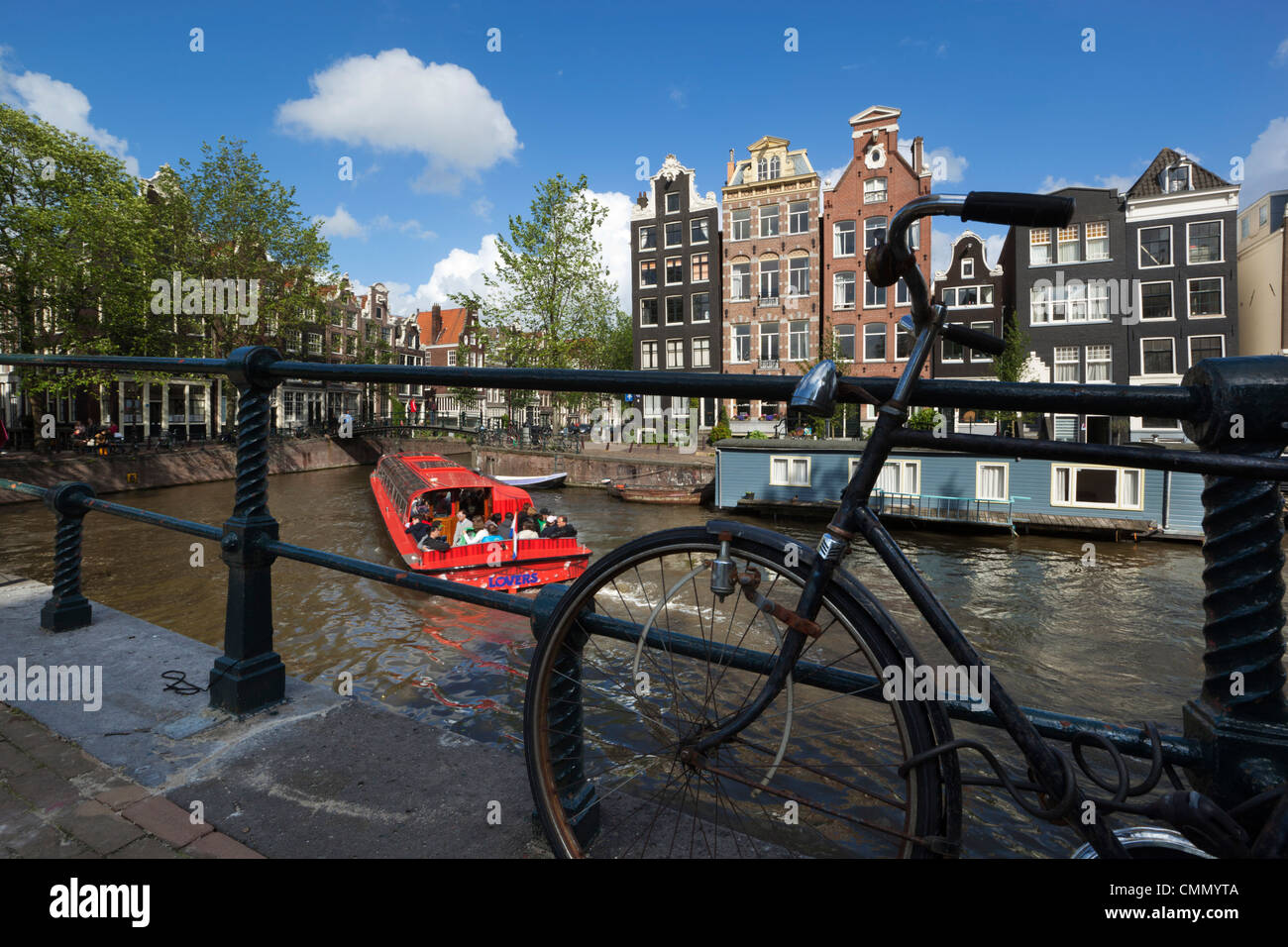 Herengracht con case a capanna e gita in barca, Amsterdam, Olanda Settentrionale, Paesi Bassi, Europa Foto Stock
