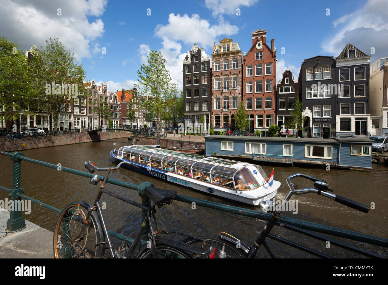 Herengracht con case a capanna e gita in barca, Amsterdam, Olanda Settentrionale, Paesi Bassi, Europa Foto Stock