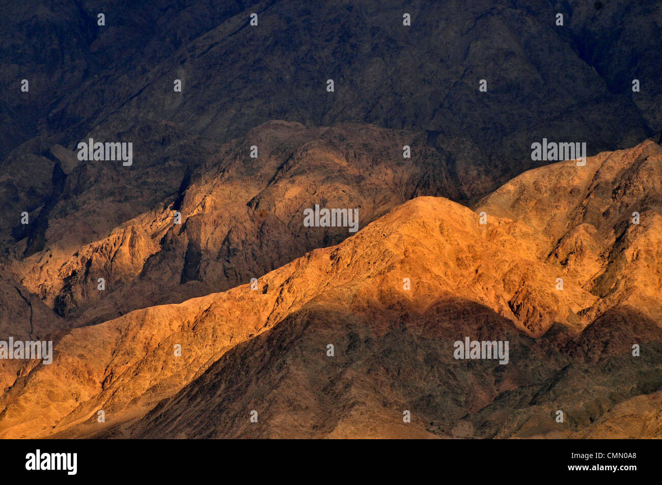 Vista del deserto di montagna magmatica rock in Edom montagne della Giordania. Foto Stock