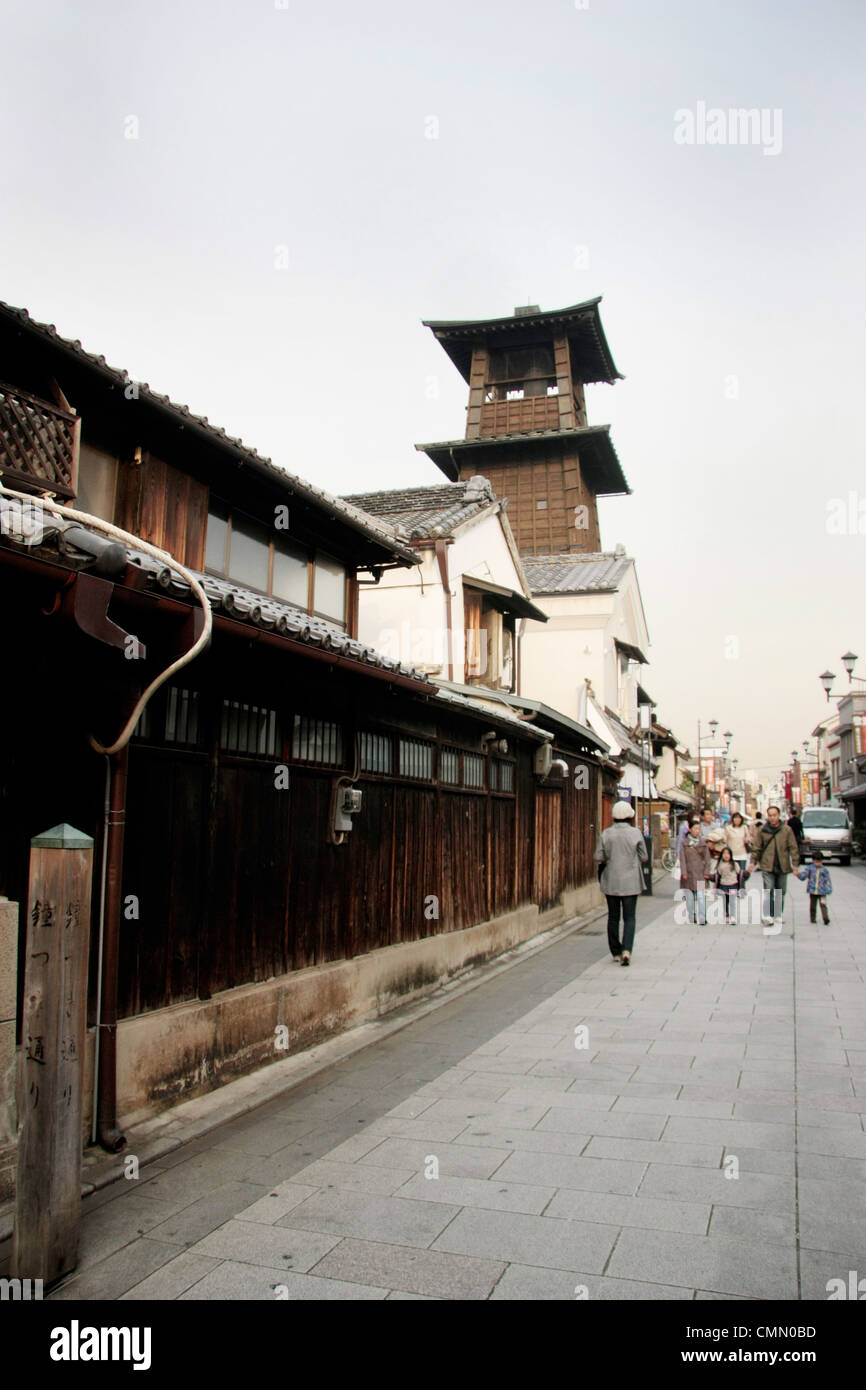 Strada di Kawagoe, Giappone, con la torre campanaria. Foto Stock