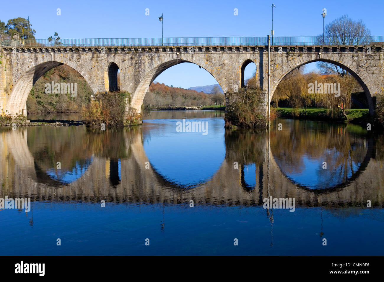 Antico ponte romano di Ponte da Barca nel nord del Portogallo Foto Stock