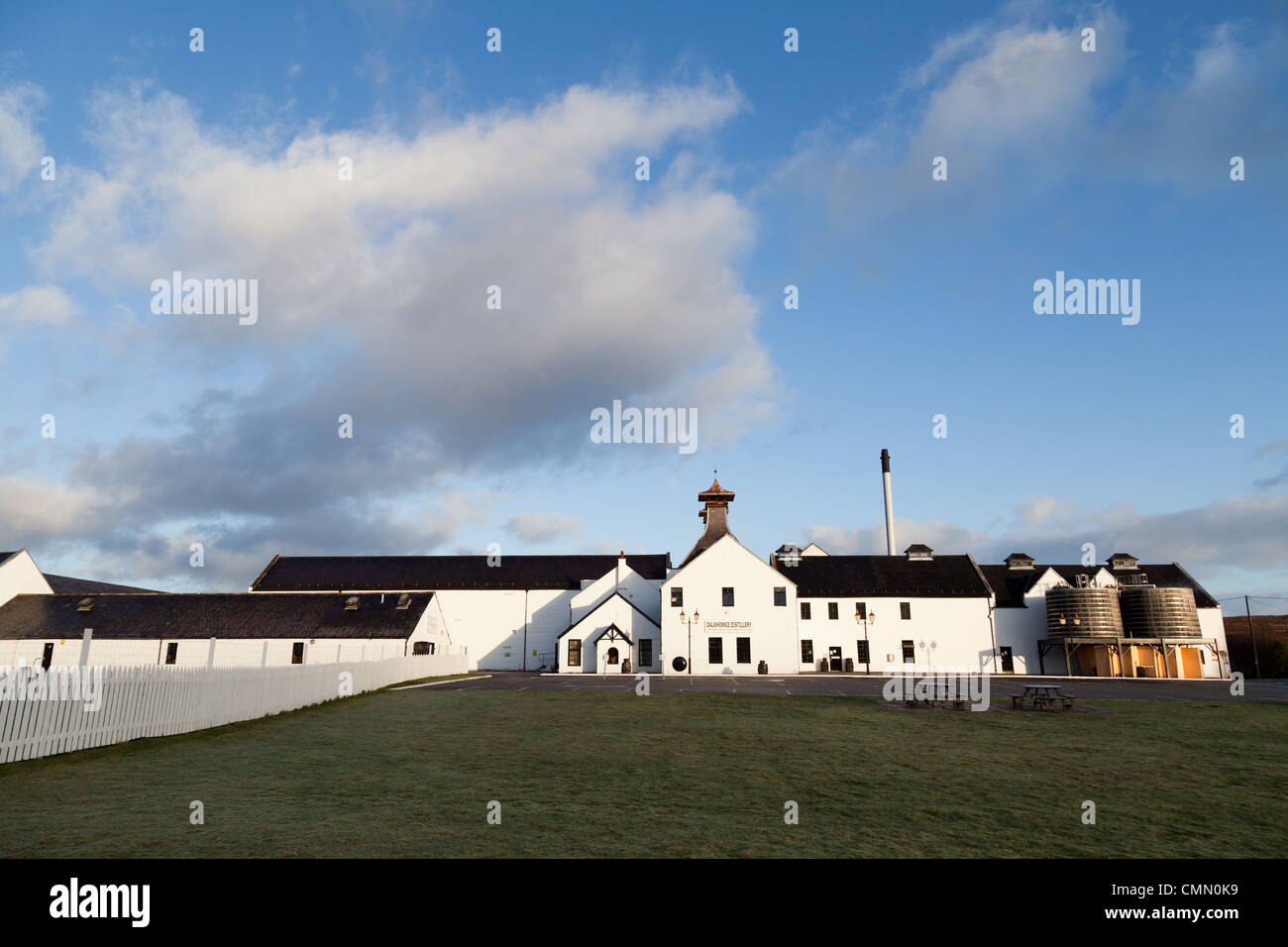 La distilleria a Dalwhinnie nelle Highlands Scozzesi. Foto Stock