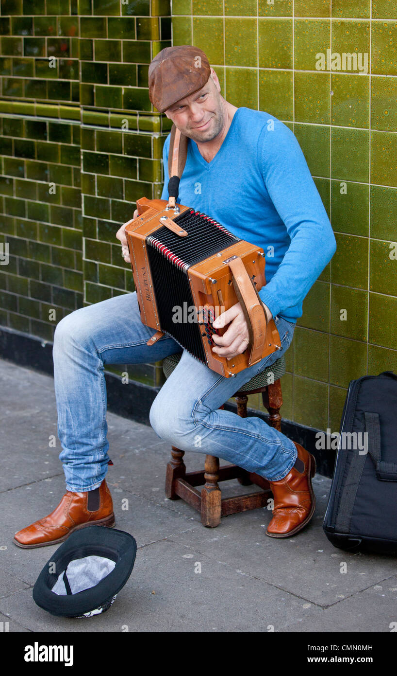 Busker maschile, Columbia Road Flower Market, Londra, Inghilterra, Regno Unito. Foto Stock