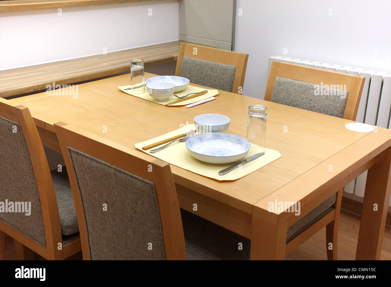 In legno mobili da pranzo in stile orientale utensili. Foto Stock