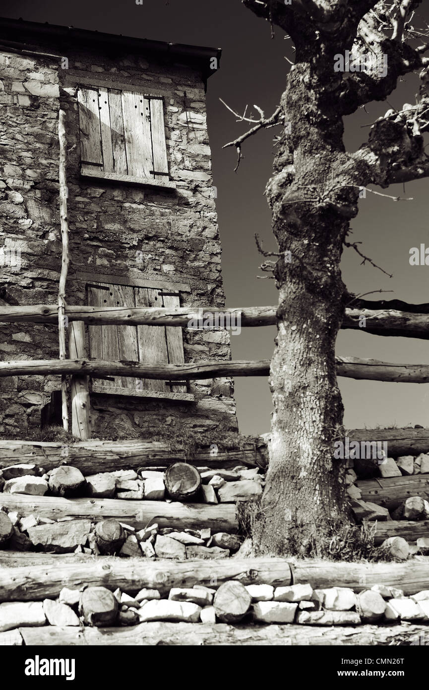 Rustico in bianco e nero, Pigra Lago di Como lombardia italia Foto Stock