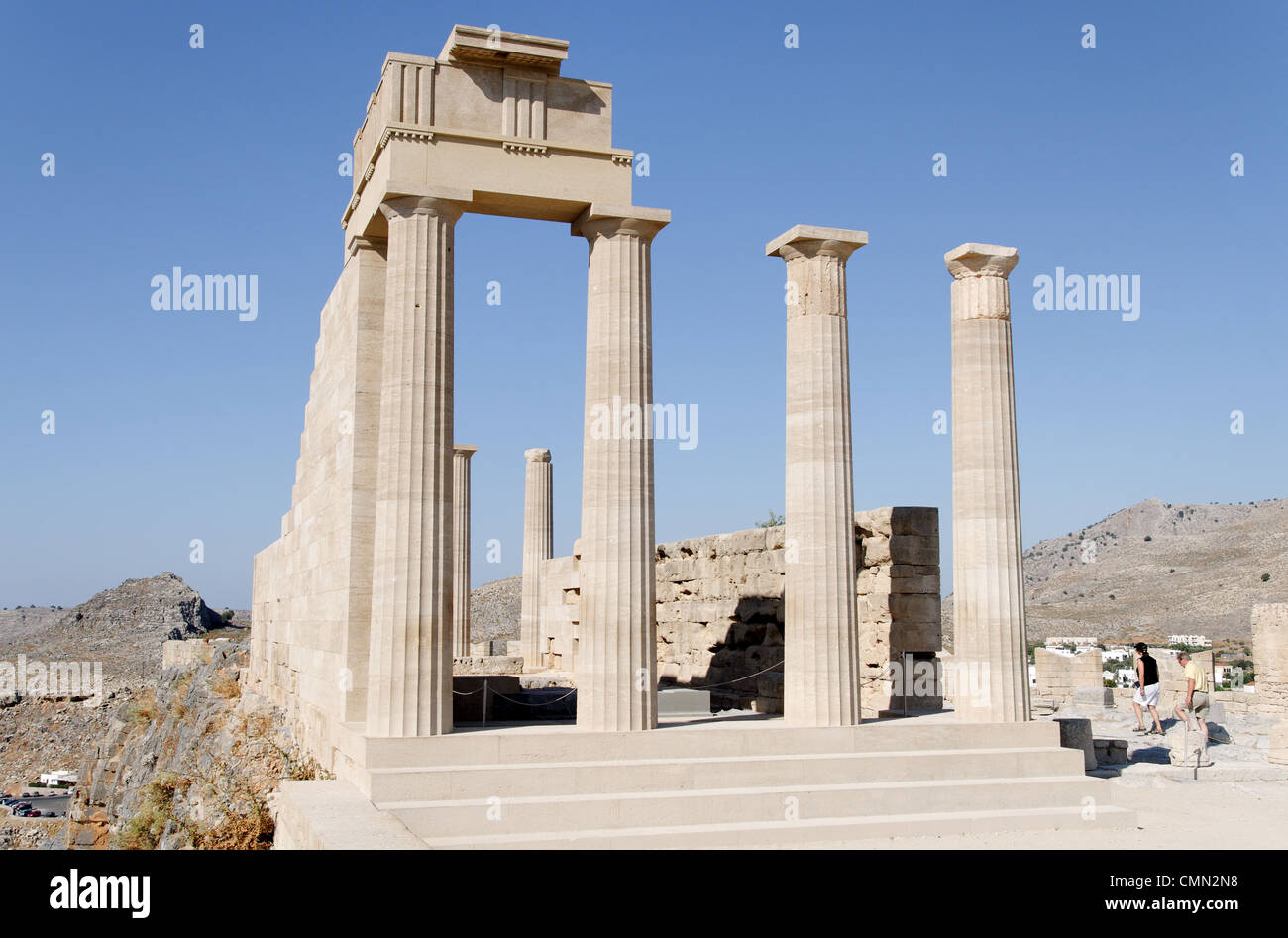 Rodi. La Grecia. Vista sulla scintillante mattina d'estate della parzialmente restaurato del IV secolo A.C. tempio di Athena Lindian che Foto Stock