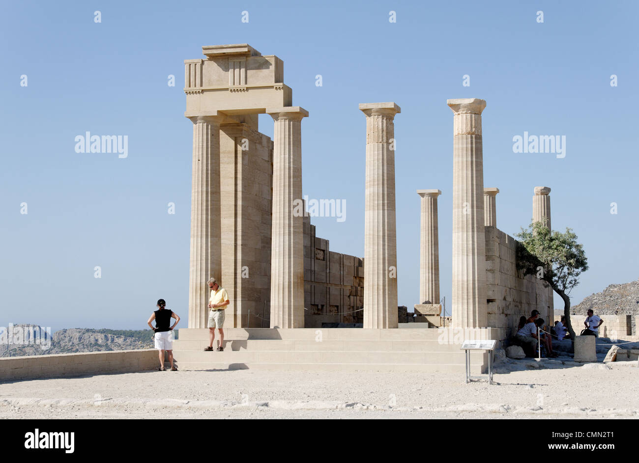 Rodi. La Grecia. Vista sulla scintillante mattina d'estate della parzialmente restaurato del IV secolo A.C. tempio di Athena Lindian che Foto Stock