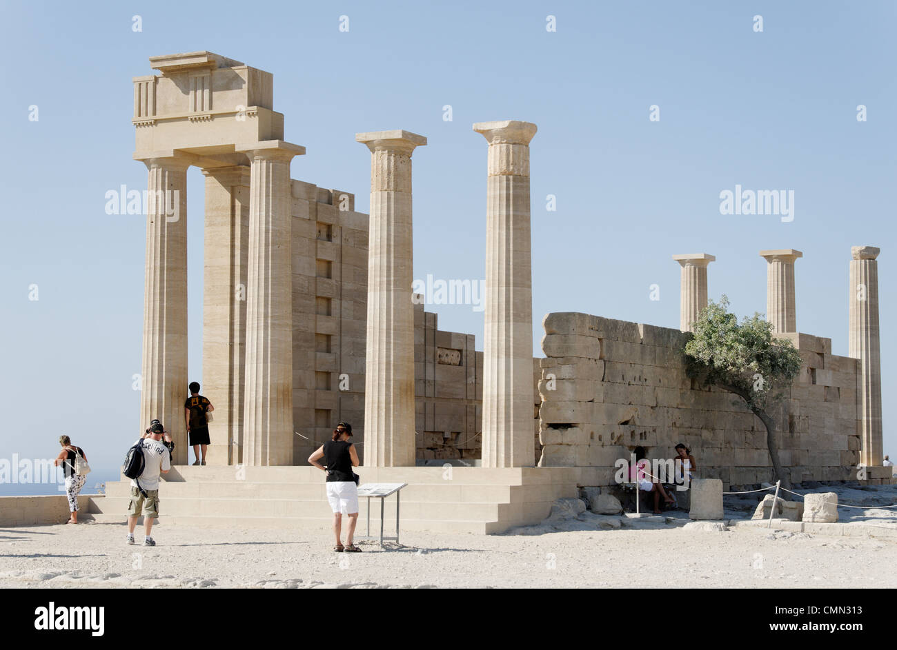 Rodi. La Grecia. Vista sulla scintillante mattina d'estate della parzialmente restaurato del IV secolo A.C. tempio di Athena Lindian che Foto Stock