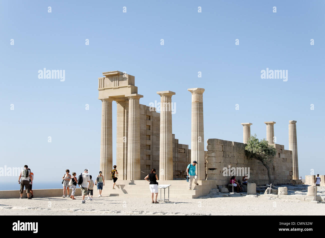 Rodi. La Grecia. Vista sulla scintillante mattina d'estate della parzialmente restaurato del IV secolo A.C. tempio di Athena Lindian che Foto Stock