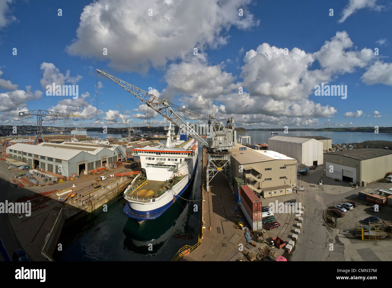 Falmouth dockyard e dock a secco con la P&O MS orgoglio di Calais ferry di essere rimontate. Foto Stock