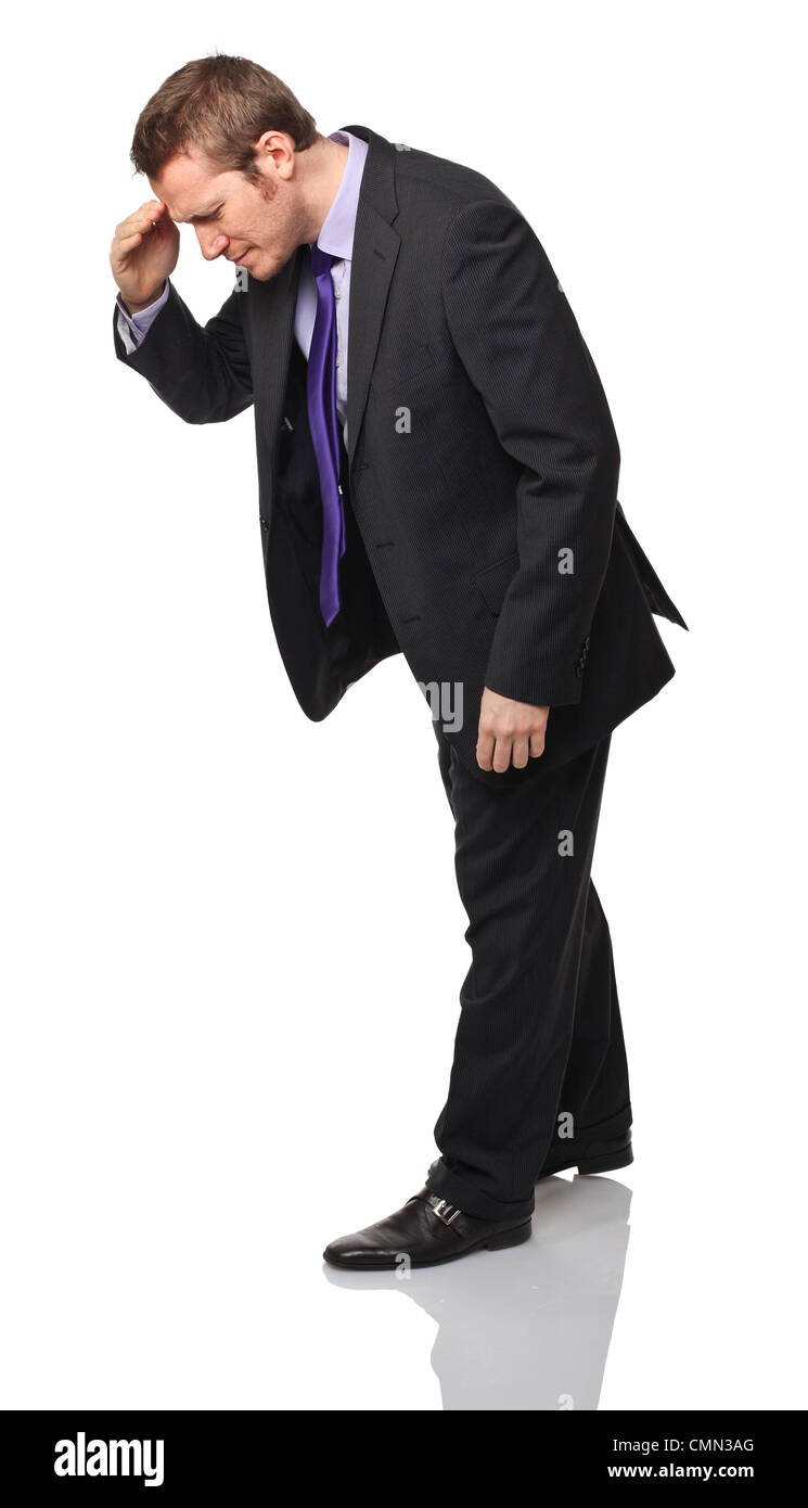 Caucasian business man guardare in basso Foto Stock